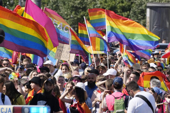 Des milliers de personnes ont participé samedi à la "Parade de l'égalité" organisée à Varsovie. Le Conseil de l'Europe classe la Pologne en dernière position de l'Union européenne en matière de droits des LGBTQ (lesbiennes, gays, bisexuelles, trans, queers). © KEYSTONE/AP/Czarek Sokolowski