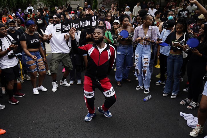 À Washington, plusieurs centaines de personnes ont célébré "Juneteenth" en dansant sur l'avenue menant vers la Maison-Blanche. © KEYSTONE/EPA/WILL OLIVER