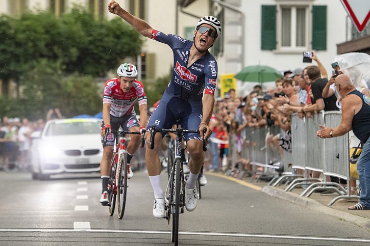Silvan Dillier est le nouveau champion de Suisse. Il a devancé Simon Pellaud sur la ligne. © KEYSTONE/URS FLUEELER