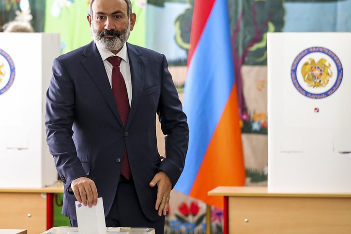 Les Arméniens ont voté dimanche lors de législatives anticipées risquées pour le Premier ministre, Nikol Pachinian. Sa popularité s'est effondrée après la récente défaite militaire face à l'Azerbaïdjan. © KEYSTONE/AP/Tigran Mehrabyan