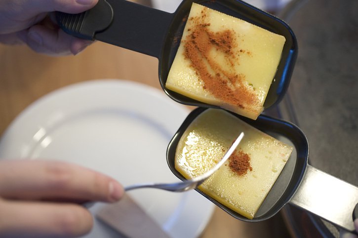Le fromage à raclette a rencontré un certain succès pendant la pandémie (image prétexte). © KEYSTONE/MARTIN RUETSCHI