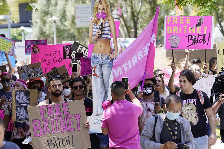 Plusieurs dizaines de fans de Britney Spears étaient présents mercredi devant le tribunal pour manifester leur soutien à leur idole. © KEYSTONE/AP/Chris Pizzello