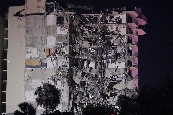 Une grande partie d'un immeuble de 12 étages, bâti sur le littoral de la ville de Surfside, au nord de Miami Beach en Floride, s'est effondrée. © KEYSTONE/AP/Wilfredo Lee