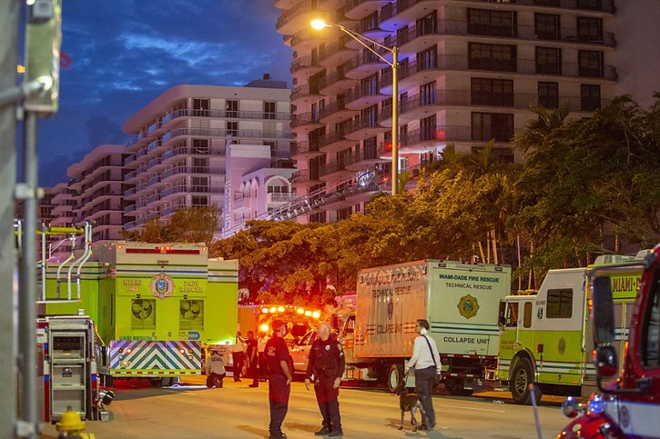 La police de Miami Beach a indiqué que ses agents étaient venus en aide à la ville de Surfside après "l'effondrement partiel d'un immeuble", plusieurs services de police et de pompiers sont mobilisés. © KEYSTONE/EPA/CRISTOBAL HERRERA-ULASHKEVICH
