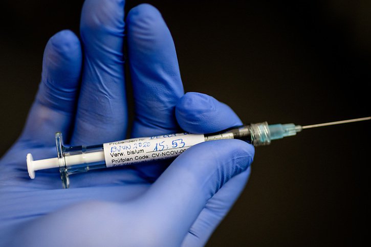 Le vaccin CureVac est basé sur la technique de l'ARN messager (archives). © KEYSTONE/DPA/CHRISTOPH SCHMIDT