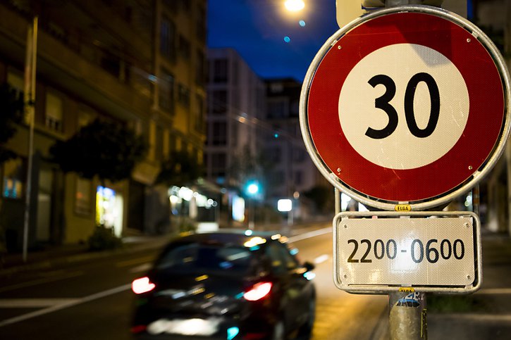 Le canton de Vaud et la Ville de Lausanne peuvent intégrer le 30 km/h nocturne à la palette d’outils de l’assainissement du bruit routier (archives). © KEYSTONE/JEAN-CHRISTOPHE BOTT