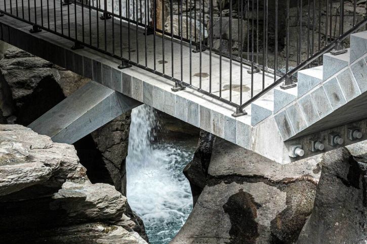 Un nouveau chemin, comprenant passerelles et pont de granit, traverse les gorges de Cavaglia. © Verein Gletschergarten Cavaglia