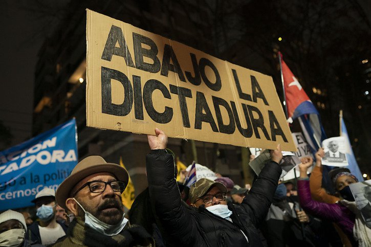 Des mobilisations de soutien aux manifestants cubains ont eu lieu à Buenos Aires (cliché) et en Floride notamment. © KEYSTONE/AP/Victor R. Caivano