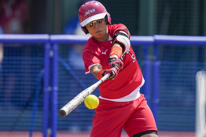 La joueuse japonaise Yu Yamamoto lors de la rencontre de softball entre le Japon et l'Australie, qui marque le début des épreuves sportives des JO de Tokyo. © KEYSTONE/AP/Jae C. Hong