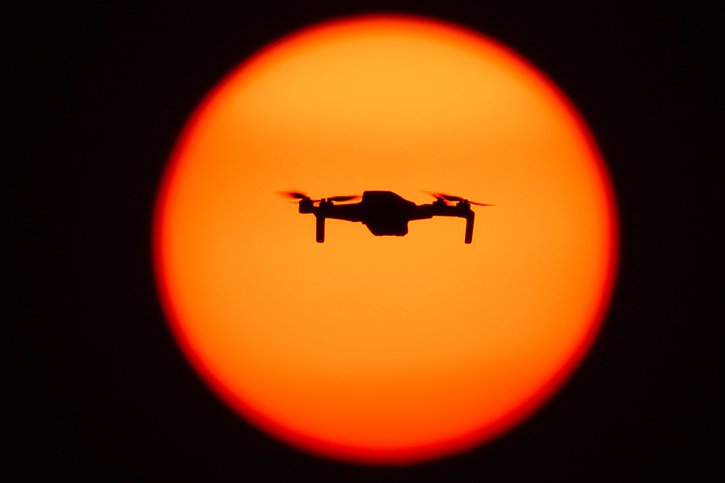 Par rapport aux engins pilotés par des humains, le drone nourri à l'intelligence artificielle est plus rapide et de surcroît capable de reproduire sa performance à l'identique (archives). © KEYSTONE/DPA/BORIS ROESSLER