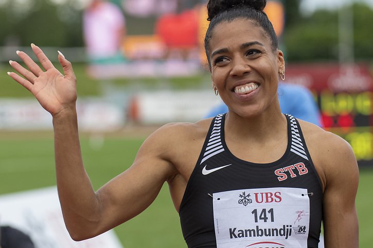 Mujinga Kambundji, la sprinteuse très populaire, a été désignée pour porter le drapeau suisse. © KEYSTONE/MARCEL BIERI