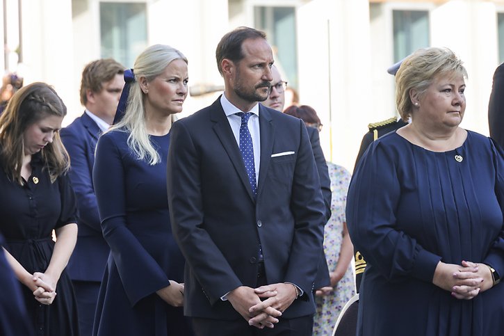 Le prince de Norvège Haakon Magnus (au centre), son épouse Mette-Marit (en retrait) et la cheffe du gouvernement norvégien Erna Solberg, ce jeudi à Oslo lors des cérémonies marquant le 10e anniversaire de la tuerie perpétrée par le néo-nazi Anders Behring Breivik. © KEYSTONE/AP/Geir Olsen