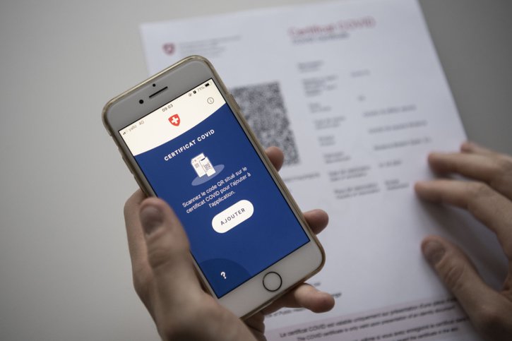 Le certificat Covid, sésame pour voyager ou pour participer à certaines manifestations, est disponible en Suisse depuis le 7 juin. © KEYSTONE/CHRISTIAN BEUTLER