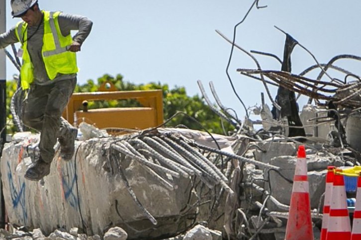 Les secours continuent à rechercher des preuves et des restes humains parmi les tonnes de gravats évacuées vers un entrepôt à Surfsid (archives). © KEYSTONE/AP/Jose A Iglesias