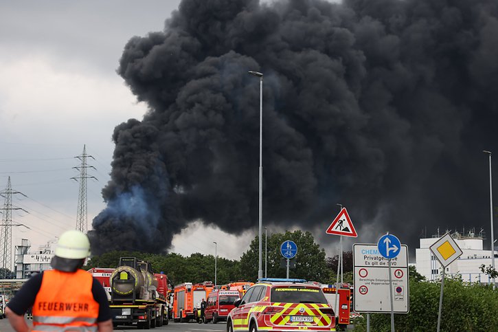 L'explosion a provoqué un important dégagement de fumée. © KEYSTONE/dpa/Oliver Berg