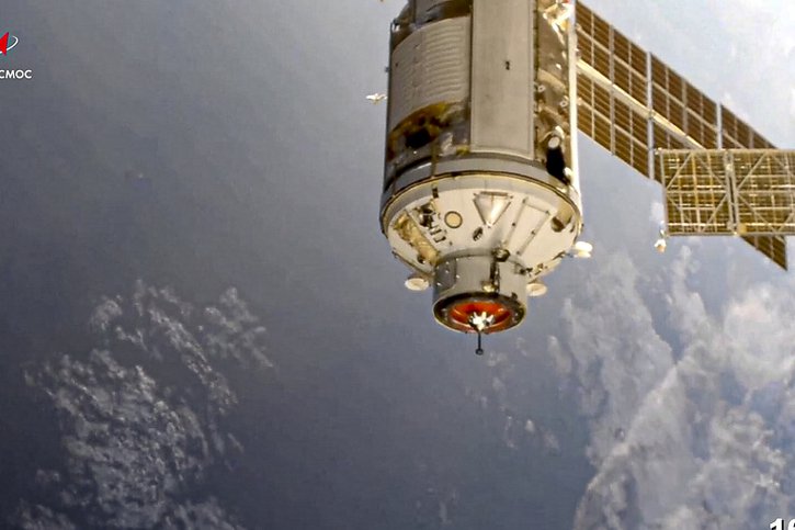 Le laboratoire spatial Nauka peu avant son amarrage réussi avec l'ISS. © KEYSTONE/AP