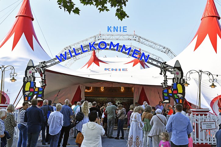 Le cirque Knie a débuté sa tournée 2021 jeudi soir à Rapperswil (SG). Dès la fin août et jusqu'en octobre, il sera d'abord à Genève puis à Lausanne. © KEYSTONE/WALTER BIERI
