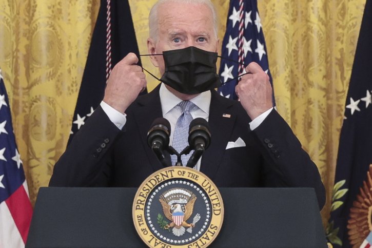 Pour la première fois depuis des mois, Joe Biden s'est présenté aux journalistes avec un masque noir, qu'il a enlevé avant de commencer à parler. © KEYSTONE/EPA/Oliver Contreras / POOL