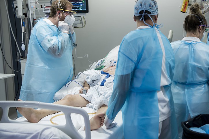 Des tests réguliers contre le Covid-19 pour le personnel soignant peuvent faire partie intégrante de concepts de protection des hôpitaux, estime l'Association suisse des infirmières et infirmiers (archives). © KEYSTONE/JEAN-CHRISTOPHE BOTT