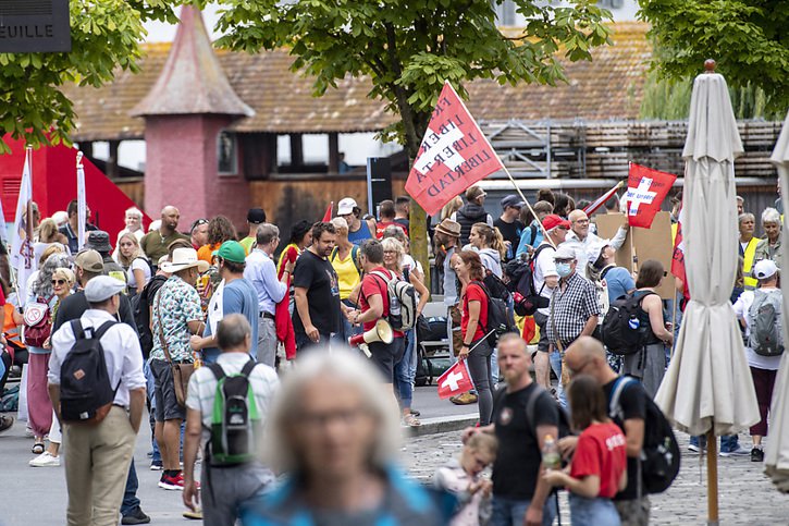 Des drapeaux suisses mais pas de masques: des participants à une manifestation samedi à Lucerne contre les mesures anti-coronavirus. © KEYSTONE/URS FLUEELER