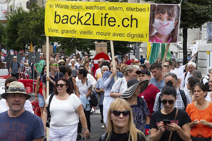 Une manifestation contre les restrictions liées au covid-19 a rassemblé plus de 300 personnes à Genève. © KEYSTONE/SALVATORE DI NOLFI
