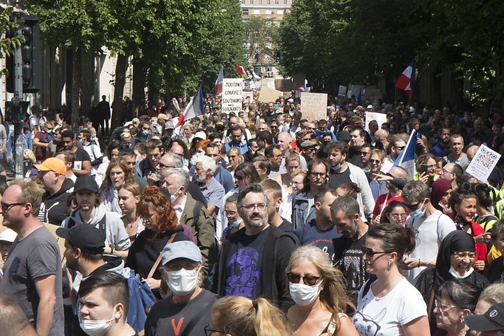 Près de 15'000 personnes ont défilé dans les rues de Paris. © KEYSTONE/AP/Michel Spingler