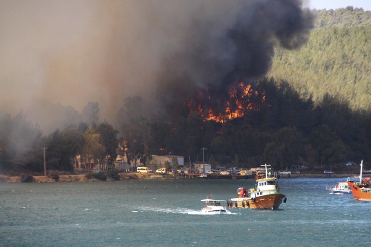 Un nouvel incendie s'est déclaré samedi dans la ville touristique de Bodrum. © KEYSTONE/AP