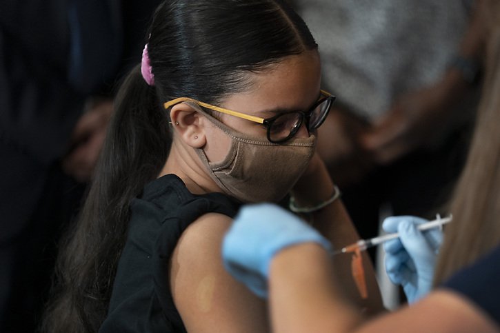 Le projet de texte recommande également la vaccination des personnes âgées de 12 à 17 ans (Archives). © KEYSTONE/AP/Mark Lennihan