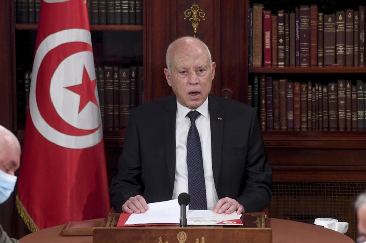 M. Saied s'est octroyé les pleins pouvoirs le 25 juillet et a suspendu le Parlement, en affirmant vouloir "sauver" la Tunisie. © KEYSTONE/AP/Hedi Azouz