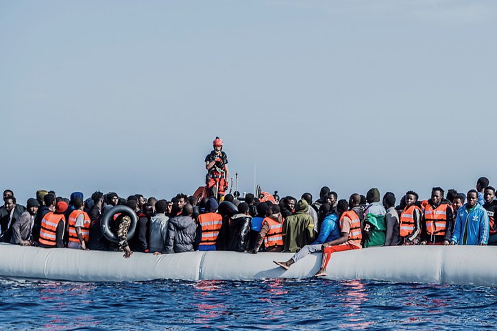 Depuis samedi, six sauvetages ont été effectués dans les eaux internationales dont le dernier, dimanche après-midi, a permis de porter secours à 106 personnes se trouvant dans un bateau surchargé au large de Malte (Archives). © KEYSTONE/EPA SOS MEDITERRANE/FLAVIO GASPERINI / SOS MEDITERRANE