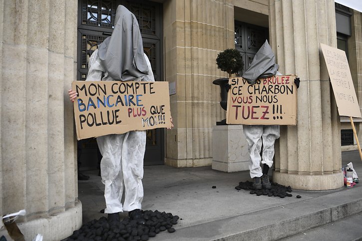 Les activistes du climat dénoncent les investissements massifs d'UBS et de Credit Suisse dans le pétrole, le gaz et le charbon (archives). © KEYSTONE/LAURENT GILLIERON