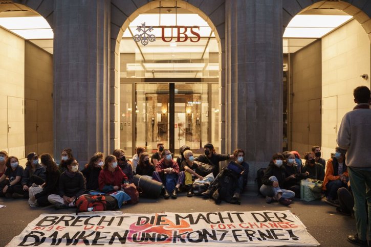 Les activistes bloquent les entrées des deux grandes banques UBS et CS à Zurich. © Klimastreik Schweiz