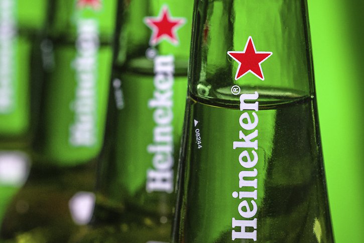 Après avoir subi de plein fouet la crise sanitaire avec la fermeture des bars, Heineken a renoué avec les bénéfices au premier semestre 2021. (archives) © KEYSTONE/AP/J. DAVID AKE