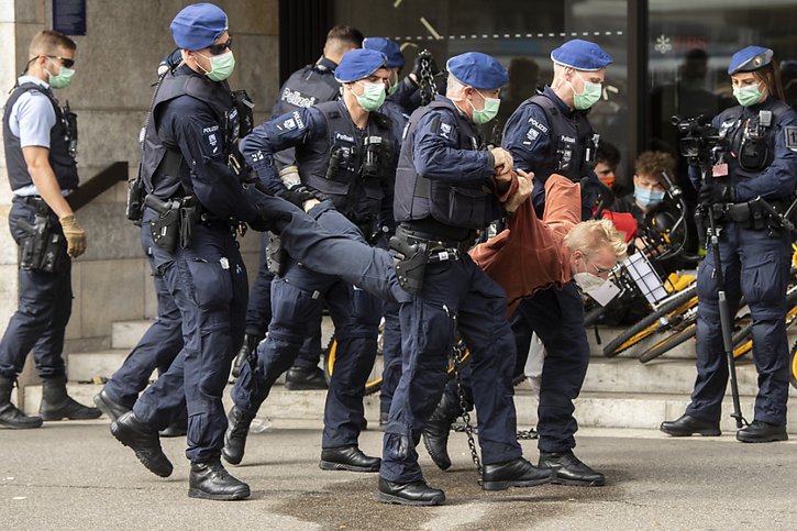 Certains activistes ont exprimé une résistance passive et ont dû être portés par des policiers. © KEYSTONE/ENNIO LEANZA