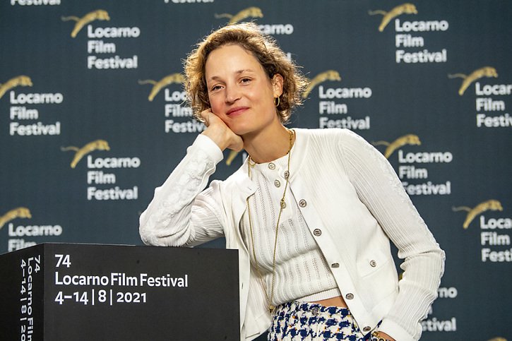 L'actrice Vicky Krieps, prise en photo mercredi au Festival du film de Locarno, joue dans "Beckett" de Ferdinando Cito Filomarino. © KEYSTONE/URS FLUEELER