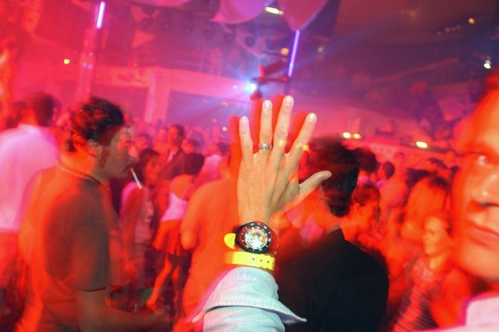 Prisée des "clubbers" et DJ du monde entier, Ibiza a maintenu ses célèbres discothèques fermées en raison de la pandémie, entraînant un boom des soirées privées (archives). © KEYSTONE/PHOTOPRESS/GAETAN BALLY