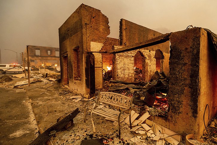 Une station-service, un hôtel et un bar ont été détruits, de même que certains bâtiments vieux de plus d'un siècle. © KEYSTONE/AP/Noah Berger