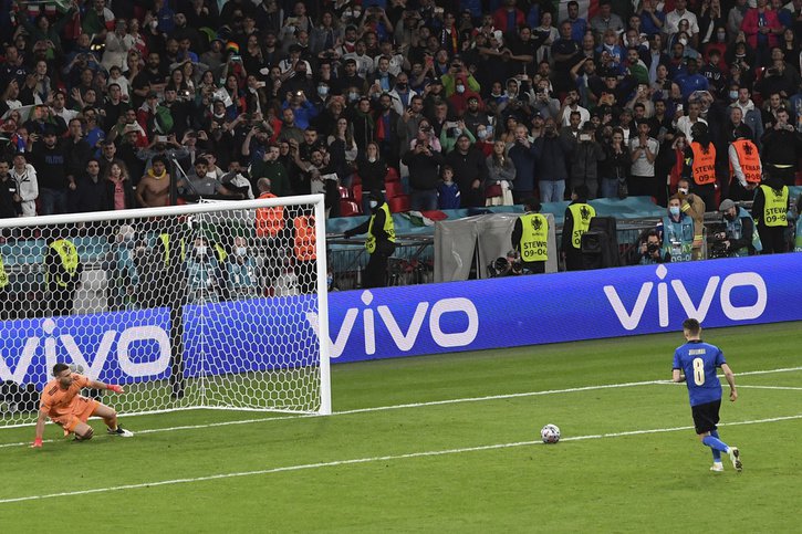 L'élégance de Jorginho, qui couche le gardien ibérique avant de placer le ballon de la finale de l'autre côté du but.  © Keystone