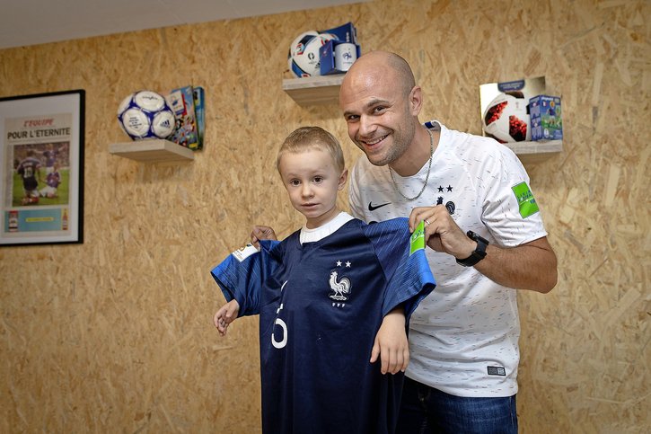 Boris Privet espère transmettre la passion des Bleus à son fils. A 2 ans et demi, Matteo n’a pas encore choisi son camp.   © Alain Wicht