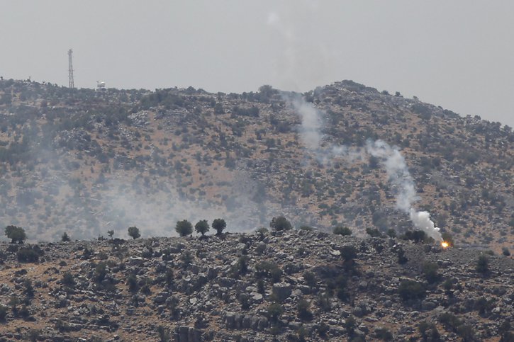 Le Hezbollah libanais a lancé vendredi plus de dix roquettes vers Israël qui a riposté par des tirs d'artillerie. © KEYSTONE/AP/Mohammad Zaatari