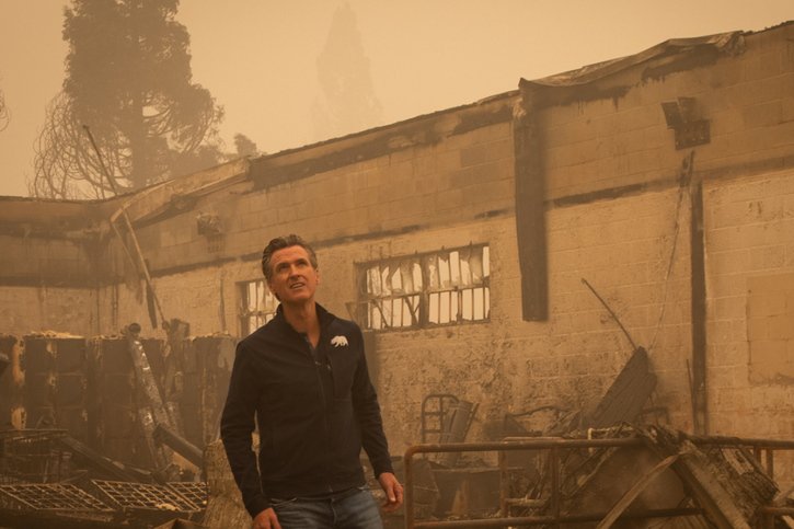 Le gouverneur de l'Etat de Californie, Gavin Newsom, s'est rendu ce week-end sur les ruines de Greenville. © KEYSTONE/EPA/CHRISTIAN MONTERROSA