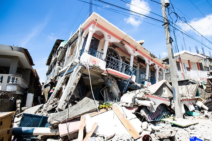 De nombreuses personnes se sont retrouvées piégées sous les décombres à Haïti. © KEYSTONE/EPA/Ralph Tedy Erol