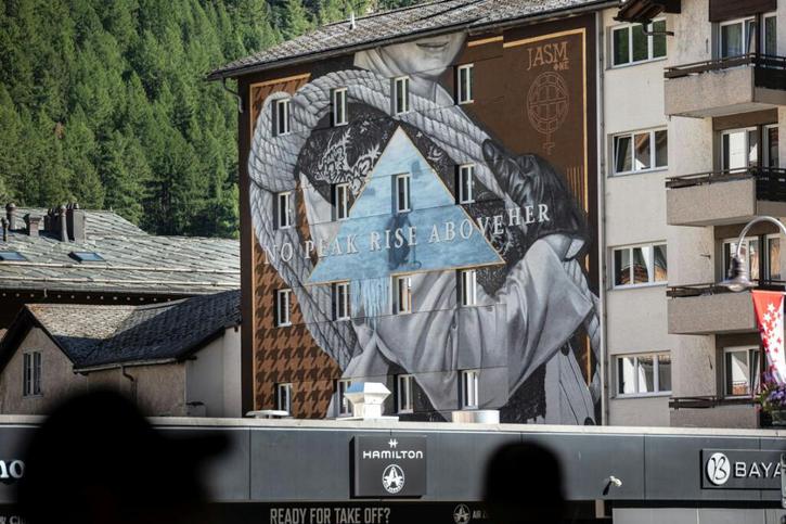 La fresque murale se situe en face de la gare de Zermatt. © Thierry Sermier/Art Valais