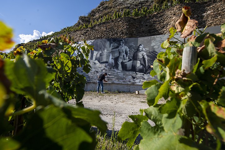 La fresque, érigée au milieu des vignes et vernie mardi, marque l'ouverture de la résidence artistique Mont d'Or. © KEYSTONE/JEAN-CHRISTOPHE BOTT