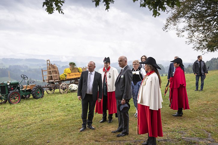 Alain Berset et la présidente du gouvernement bernois Béatrice Simon ont participé aux festivités. © KEYSTONE/PETER KLAUNZER