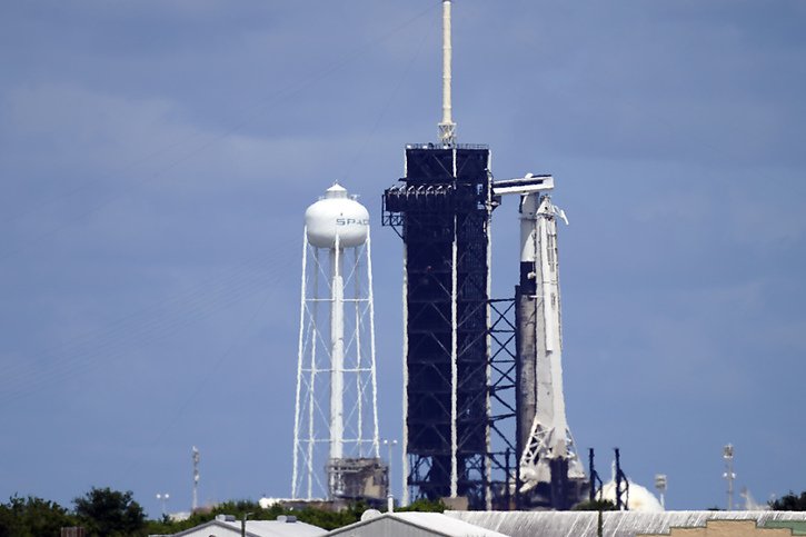 La fusée est prête: SpaceX doit faire décoller mercredi soir sa première mission de tourisme spatial, en lançant quatre complets novices pour voyage de trois jours dans l'espace. © KEYSTONE/AP/Chris O'Meara