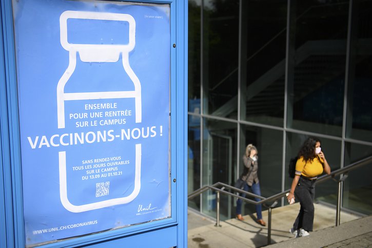 L'UNIL et l'EPFL proposent durant trois semaines une vaccination sur le campus. © KEYSTONE/LAURENT GILLIERON