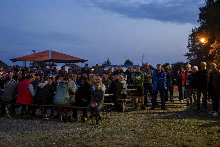 Environ 250 personnes sont venues vendredi soir soutenir les éleveurs à Mollens (VD). © Keystone/MAGALI GIRARDIN
