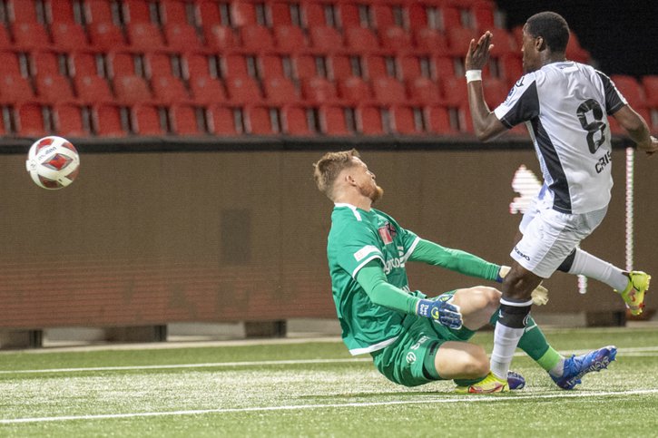 Le portier de Xamax Theo Guivarch est battu par le Luganais Christopher Lungoyi. © KEYSTONE/MARCEL BIERI