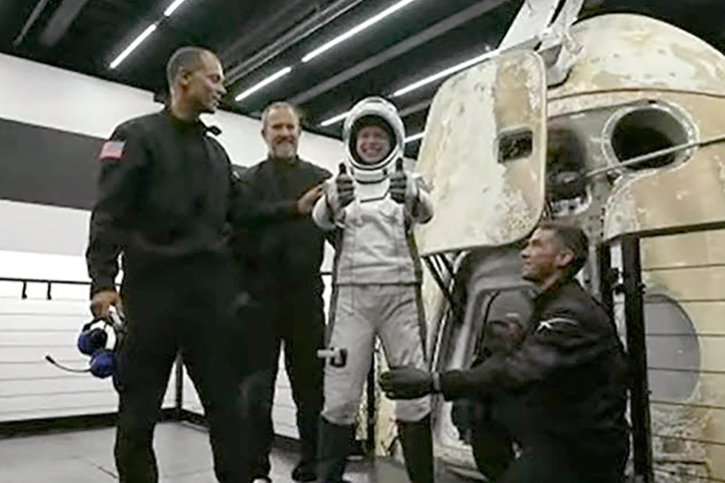 Les passagers, ici Hayley Arceneaux (au centre), ont pu sortir de la capsule Dragon après que celle-ci a été récupérée par un bateau de SpaceX. © KEYSTONE/AP
